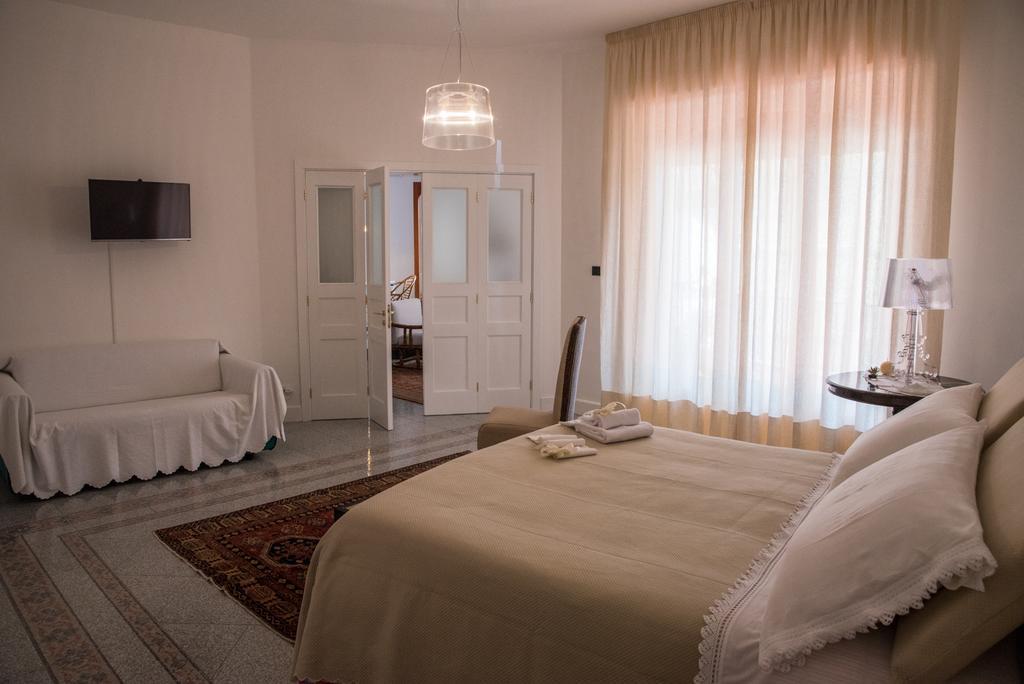 La Maison Doree Giardini Naxos Værelse billede